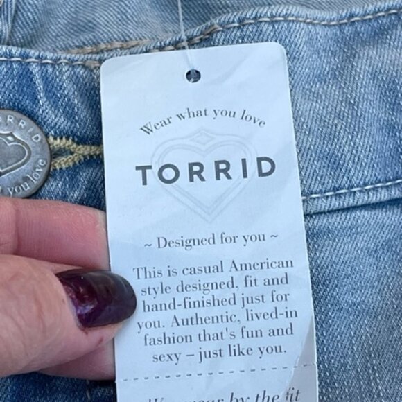 Torrid NWT Boyfriend Bermuda Denim Shorts Light Wash with Destruction Plus Sz 22 - Picture 10 of 16
